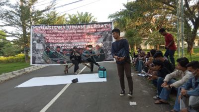 Aksi lajutan Aliansi Mahasiswa UINAM Bersatu di depan Pintu II kampus UIN Alauddin Makassar (UINAM), Jl HM. Yasin Limpo