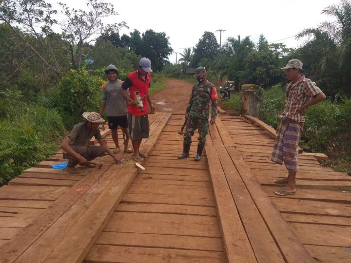 Bersama Warga Binaan, Babinsa Kodim Kendari Perbaiki Jembatan Rusak
