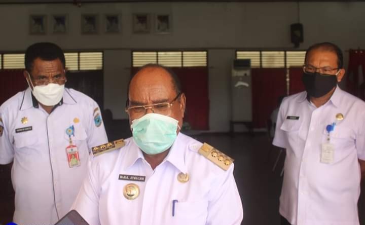 Wali Kota Sorong, Drs. Ec. Lambert Jitmau, M.M, menegaskan perpanjangan PPKM Darurat di depan Gedung Samu Siret