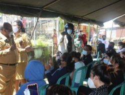 Tinjau Vaksinasi Massal, Walikota Sorong Minta Warga Tidak Perlu Takut di Vaksin