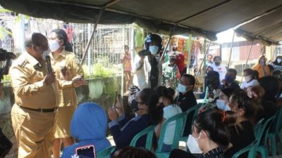 Tinjau Vaksinasi Massal, Walikota Sorong Minta Warga Tidak Perlu Takut di Vaksin
