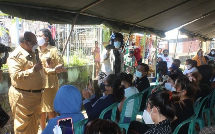 Tinjau Vaksinasi Massal, Walikota Sorong Minta Warga Tidak Perlu Takut di Vaksin