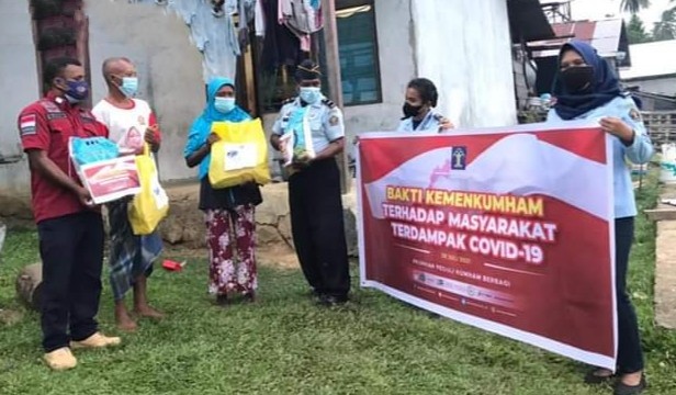 LP Kelas III Kaimana Bagikan Sembako Warga Sekitar Melalui "Kumham Peduli, Kumham Berbagi"