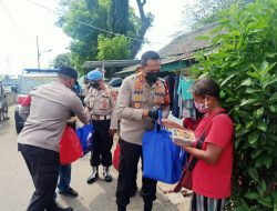 Terdampak PPKM Darurat, Polres Metro Jakbar Bagikan Sembako dan Daging Kurban Ke Warga Pinggir Sungai Kalijodoh