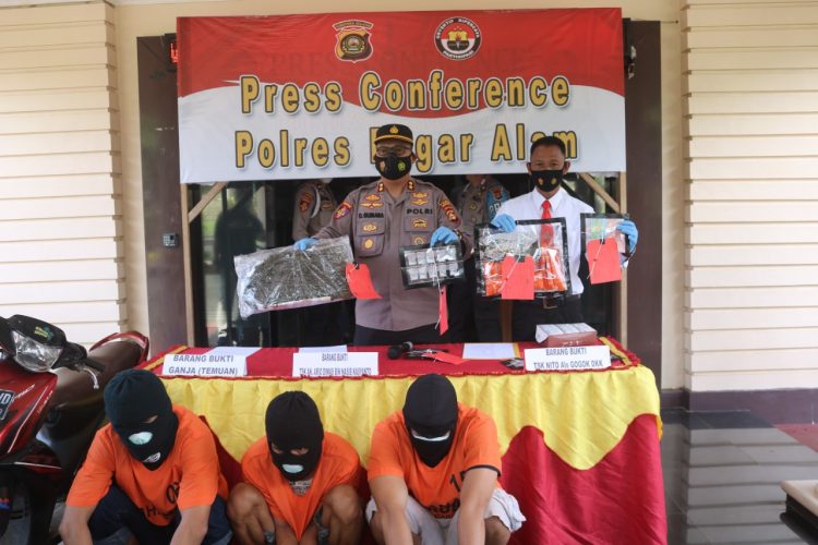 Para tersangka dan barang bukti narkoba di perlihatkan Polres Pagaralam