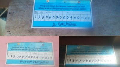 Foto label penerima Program Hibah Air Perkotaan Tahun 2021 di Kabupaten Sinjai