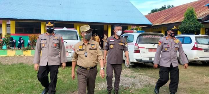 Bupati Konsel H Surunuddin Dangga ST MM dan Wakil Bupati Rasyid S.Sos M.Si berkunjung melakukan peninjauan vaksinasi pelajar di SMPN 2 Konawe Selatan, Senin (16/08/2021)