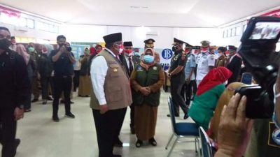 Gubernur Sultra H. Ali Mazi, SH bersama Wagub Lukman Dr. Abunawas serta rombongan OPD kunjungi Vaksinasi merdeka