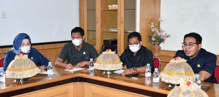 DPRD Kabupaten Pinrang menggelar hearing terkait kondisi SMP Negeri 2 Pinrang dalam penerimaan siswa baru Tahun 2021