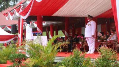 Gubernur Sultra H. Ali Mazi, SH pimpin upacara HUT RI ke 76 dihalaman kantor Gubernur, Selasa (17/08/2021)