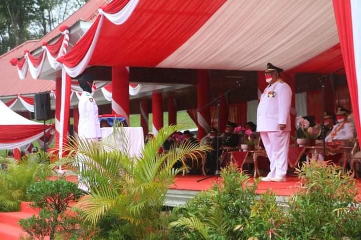 Gubernur Sultra H. Ali Mazi, SH pimpin upacara HUT RI ke 76 dihalaman kantor Gubernur, Selasa (17/08/2021)