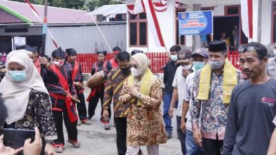 Bupati Mamuju Hj. Sitti Sutinah Suhardi bersama Kepala kementerian agama kabupaten Mamuju Drs.H.Mahmuddin saat hadir di peluncuruan Program SAH1D di Desa Tapalang