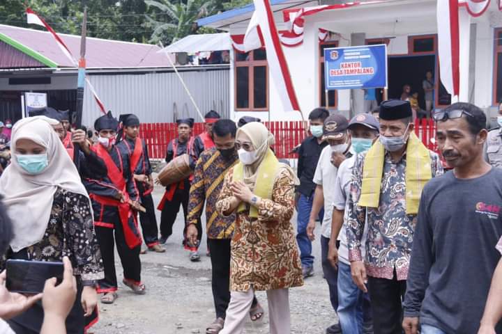 Bupati Mamuju Hj. Sitti Sutinah Suhardi bersama Kepala kementerian agama kabupaten Mamuju Drs.H.Mahmuddin saat hadir di peluncuruan Program SAH1D di Desa Tapalang