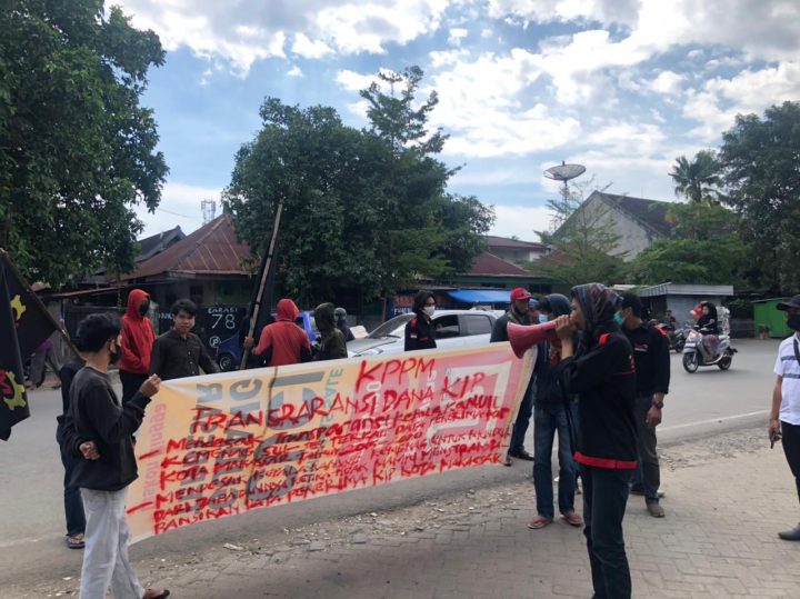 Koalisi Perjuangan Pemuda Mahasiswa (KPPM) kembali melakukan aksi unjuk rasa di depan kanwil kemenag senin 02 agustus 2021.
