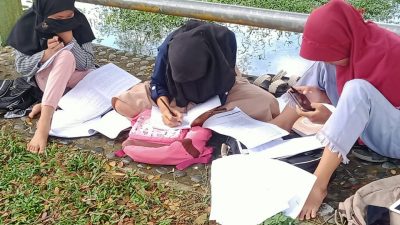 Prihatin Melihat Pelajar Mencari Sinyal Hingga Ke Tepi Sungai, Ini Kata Wakil Ketua DPD RI