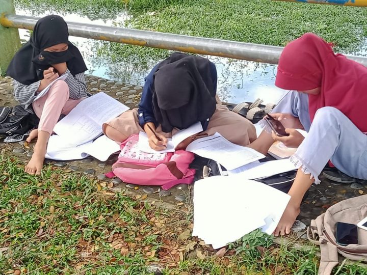 pelajar di kecamatan Kinal, Kabupaten Kaur mencari sinyal hingga ke trotoar jalan raya dan tepi sungai untuk melakukan pembelajaran secara daring (online)