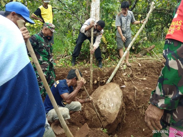 Bhabinkamtibmas Polsek Bulukumpa dan Babinsa Gotong Royong Bantu Warga Bangun Jalan Desa