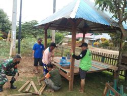 Wujudkan Lingkungan Kondusif, Babinsa Kodim Kendari Bantu Warga Bangun Pos Kamling