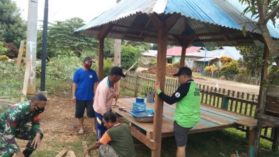 Wujudkan Lingkungan Kondusif, Babinsa Kodim Kendari Bantu Warga Bangun Pos Kamling