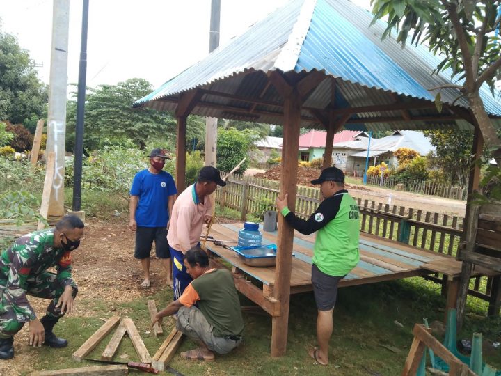 Babinsa Kodim Kendari Bantu Warga Bangun Pos Kamling