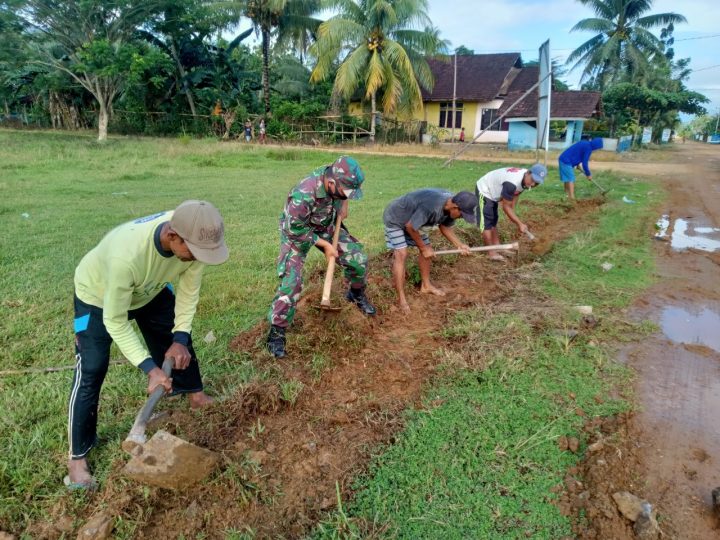 Babinsa Koramil 1417-03/Lambuya Kodim 1417/Kendari Sertu Abdul Azis inisiatif mengajak warga bergotong-royong membersihkan saluran air (drainase) yang telah di tumbuhi rumput di Desa Anggaloosi, Kecamatan Onembute, Kabupaten Konawe, .