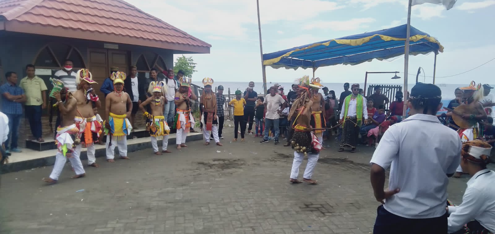 Sambut HUT RI Ke 76 dikemas dengan kegiatan Tarian adat Caci Oleh Komunitas Adat Manggarai- Makassar, Selasa (17/08/2021)