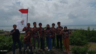 LMPI Kabupaten Bulukumba Kibarkan Bendera Merah Putih di Jembatan Bialo