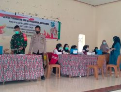Kanit Binmas Bersama Babinsa Berikan Pengamanan Vaksinasi COVID 19 Tahap II