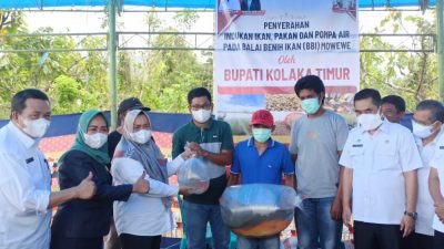 Didampingi Pj.Sekda dan OPD, Bupati Kolaka Timur, Andi Merya Nur, S.Ip menyerahkan bantuan bibit, pakan dan pompa kepada pengelola BBI Mowewe,