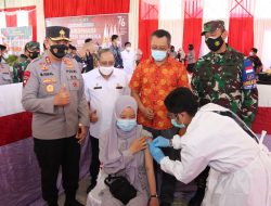 Mahasiswa UTS dapat Vaksin Presisi Merdeka Goes to Campus Polda NTB