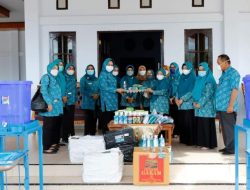 Sekda Sultra Serahkan Peralatan Kebersihan Kepada TP-PKK Kota Kendari