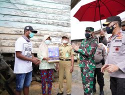 Peduli Sesama, Korem 143/HO bersama Polda Sultra Bagikan Sembako