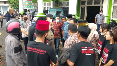 Dewan Pimpinan Pusat (DPP) Organisasi Pergerakan Mahasiswa (OPM) menggelar aksi unjuk rasa (Unras) di Kantor Kementrian Agama Kota Makassar,