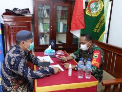Dukung Program Vaksinasi, Warga LDII Manokwari Terima Pin dan Stiker “Saya Sudah Divaksin”
