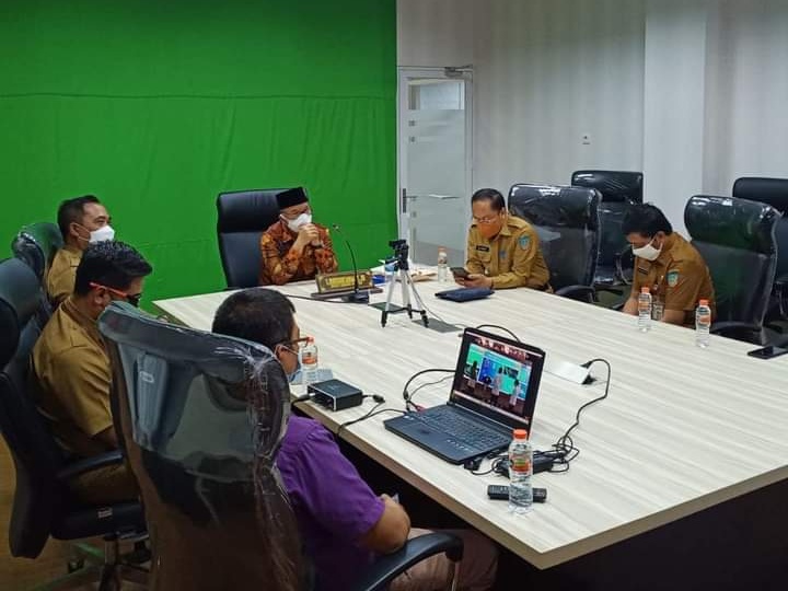 Bupati Konawe Selatan (Konsel) H Surunuddin Dangga ST MM dan Sekretaris Daerah (Sekda) Ir Drs H Sjarif Sajang, menyaksikan peresmian OSS oleh Presiden Jokowi via zoom, Senin (09/08/2021)