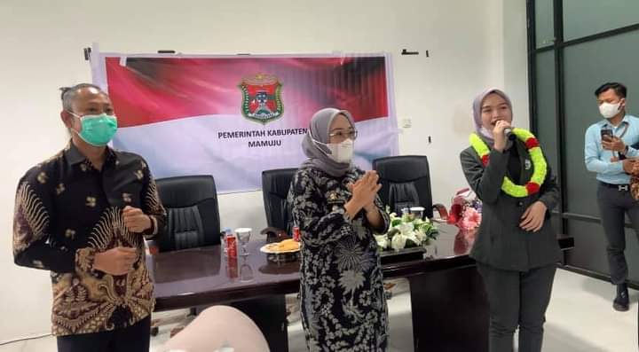 Juara ajang pencarian bakat Rising Star Dangdut Indonesia yang digelar salah satu Stasiun TV Nasional, Rezki Ramdani bertandang ke Kantor Bupati Mamuju