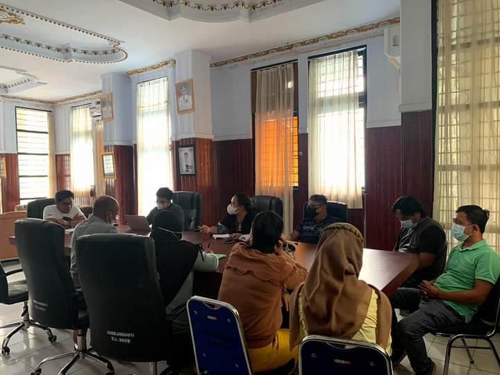Kepala Dinas Komunikasi dan Informatika Sultra Ridwan Badallah memimpin rapat internal untuk memantapkan pengawalan publikasi ekspose.