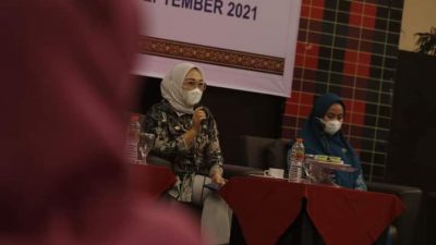 Bupati Mamuju Hj. Sitti Sutinah Suhardi, saat menghadiri kegiatan Rembuk Stunting dan Kalakarya Kesehatan tingkat kabupaten mamuju yang digelar di ballroom Hotel D'Maleo,