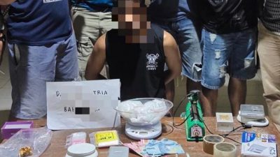 Oknum Tenaga Honorer Pemkot Kendari dan Barang Bukti saat di amankan Direktorat Reserse Narkoba Polda Sultra