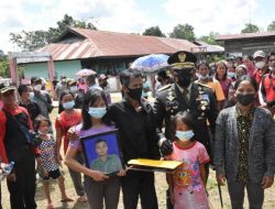 Seusai Upacara Pemakaman Danrem 121/Abw Berikan Santunan Kepada Orang Tua Almarhum Ambrosius
