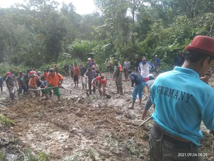 Aksi Gotong Royong di komandoi langsung oleh TNI (Babinsa-red) yang berlokasi di jalan poros Mowewe-Uluwoi, Kecamatan Tinondo, Kabupaten Kolaka Timur, Provinsi Sulawesi Tenggara.