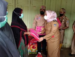Bupati Koltim Kunjungi dan Serahkan Bantuan Pada Korban Banjir di Desa Tawarombadaka