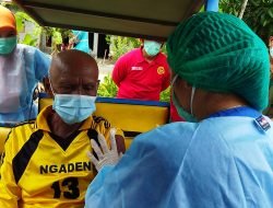 Saat Jenderal BIN Kawal Warga Yang Divaksin di Atas Becak