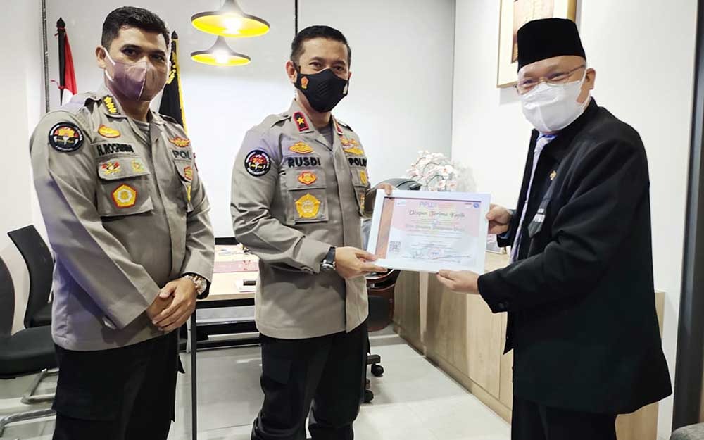 Ketua Umum PPWI, Wilson Lalengke, S.Pd, M.Sc, MA, bersama Karo Penmas) Divhumas, Brigjen Pol Drs. Rusdi Hartono, M.Si