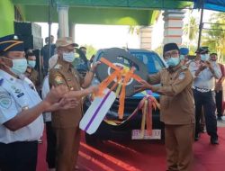 Bupati Surunuddin Serahkan Bantuan Mobil Untuk Bumdes Dadi Reja Mulya Sari Lalembuu