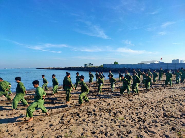 Perguruan Silat Nasional atau Persinas ASAD Gowa melakukan latihan fisik bersama di pantai Tanjung Merdeka Makassar