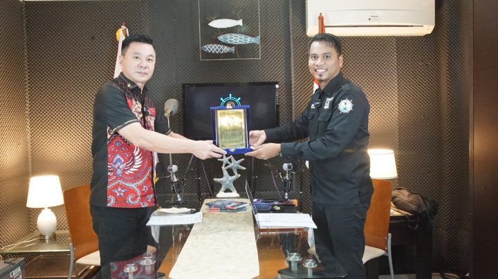 Bupati Kaimana, Freddy Thei saat bertemu Direktur Eksekutif Aspeksindo Andi Fajar Asri di Jakarta