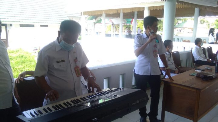 Mengisi Waktu Senggang, Kepala Dinas Kominfo Majene Bermain Musik