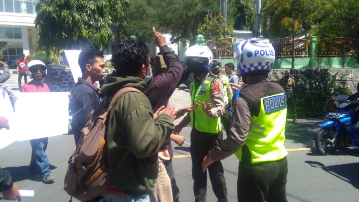Himpunan Mahasiswa Islam Blokade Jalan Trans Sulawesi Kabupaten Majene