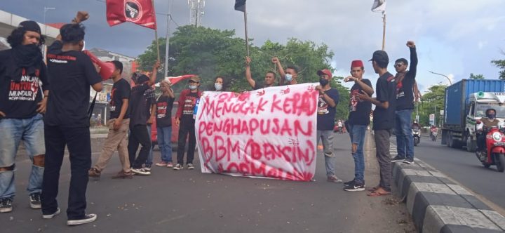 Dewan Pimpinan Pusat (DPP) Organisasi Pergerakan Mahasiswa (OPM) menggelar demonstrasi di Jalan Sultan Alauddin Kota Makassar,